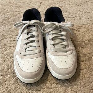 Men’s Vince New Off-White size 10.5 leathered/suede sneakers